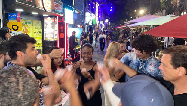 Probando el mejor aguardiente de la ciudad