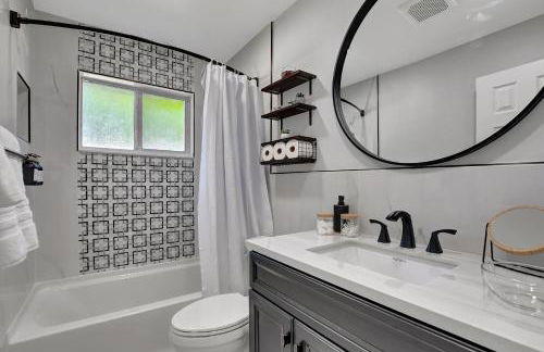 Boca Beauty - Stylish Home With Pool 3 Bedroom Home by RedAwning - Foto 72