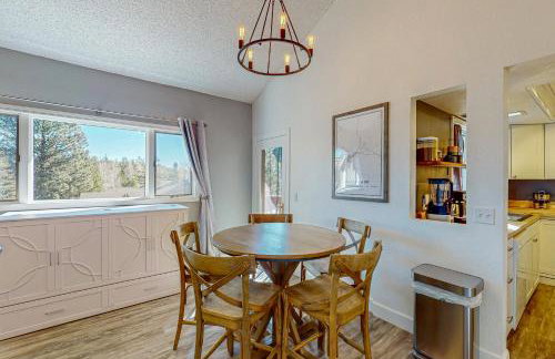 Near Hiking and Biking! Flagstaff Condo with Grill - Foto 7