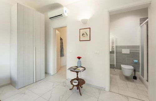 Avelli Pia Fourth Floor with 2 Bathrooms - Florence Charming Apartments - Delightful and bright 4rd-floor apartment without elevator, overlooking one of Florence's most beautiful squares, Exceptionally located for exploring the city - Foto 25