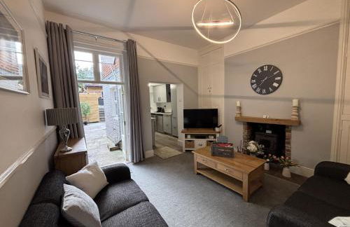 Sleeps 7 Beaches, restaurants, buses, nearby! - Photo 3