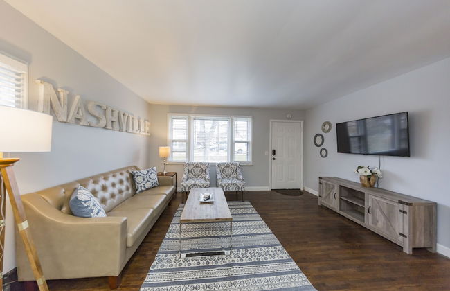 Savor the Homey Vibe at a Chilled Nest Five Min Downtown - Foto 18