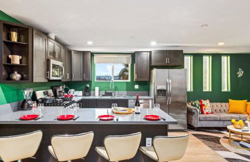 Spacious Luxury Villas in the heart of LA! Free parking and Jacuzzi - Photo 40