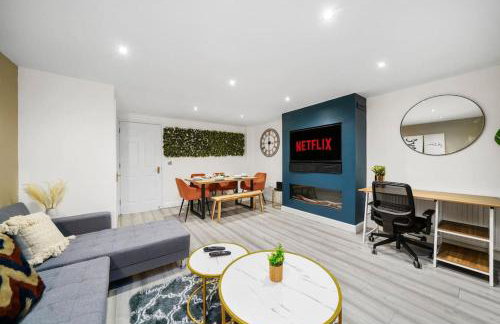 Luxury House with Pool Table, Sky TV, Netflix, Fast Wifi, Garden & Free Parking by Yoko Property - Photo 13