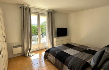 Rez de villa , beau jardin avec piscine - Foto 11