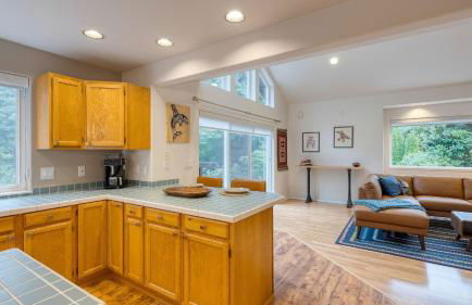 Forest Front Home w Fire Pit Mins to Beaches Wineries Trails Cedarview Retreat by AvantStay - Foto 15