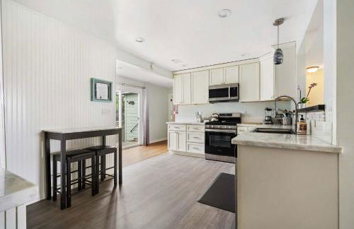 O-Side Beach Bungalow with Jaccuzi Blocks to beach - Photo 22