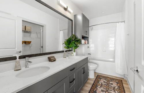 Elevated Contemporary 2BR 2BA with Balcony - Foto 23