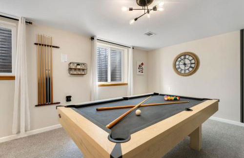 Downtown Windsor Home with Hot Tub and Pool Table - Foto 7