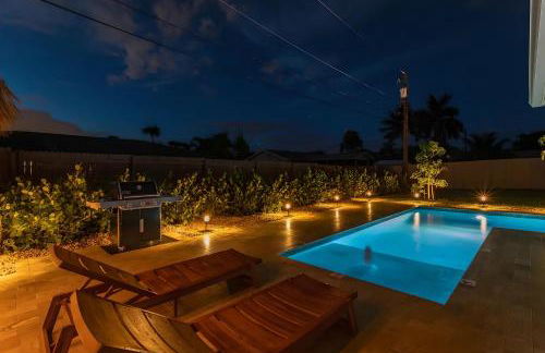 Boho Tiki Villa w Heated Saltwater Pool, King Beds & 6TVs - Photo 6