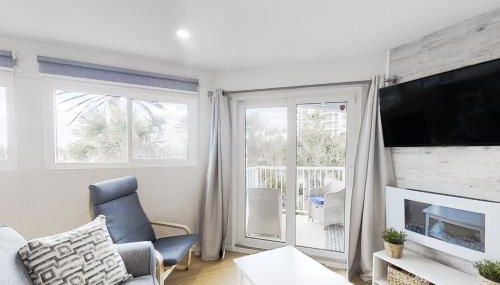 Renovated condo with ocean views, pool, & beach access - Foto 3