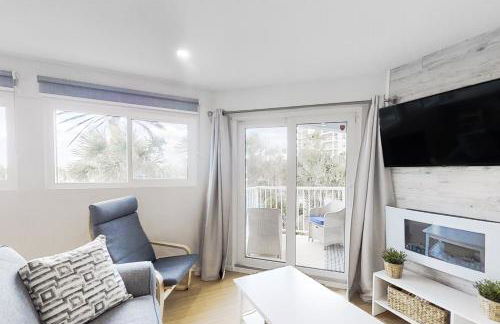 Renovated condo with ocean views, pool, & beach access - Foto 3