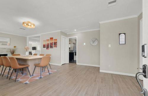 Spacious 4BR plus Den with Pool, Jacuzzi, BBQ, Near Strip - Foto 24