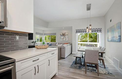 Chic Upstairs Condo Steps from Strands Beach - Foto 15