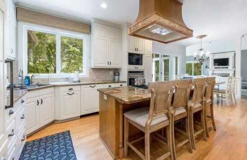 Immerse in Luxury Grand 5BR Lakefront Haven Views - Foto 6