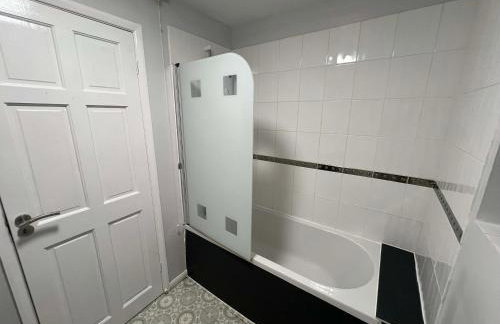 Spacious 4 Bedroom House in Corby Sleeps 9 Parking - Foto 7