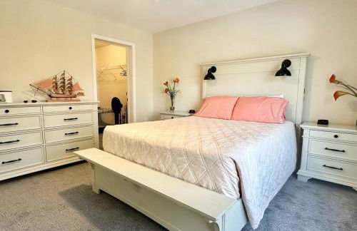 5BR Waterfront Hot Tub Kids Playscape Pets Family Compound! - Foto 5