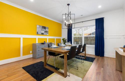 Bancroft Bungalow - Hot Tub, Fire Pit - Near Uptown - Foto 17