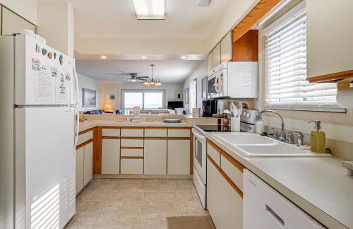 Oceanfront Condo with Pool Access in Surfside Beach! - Foto 8