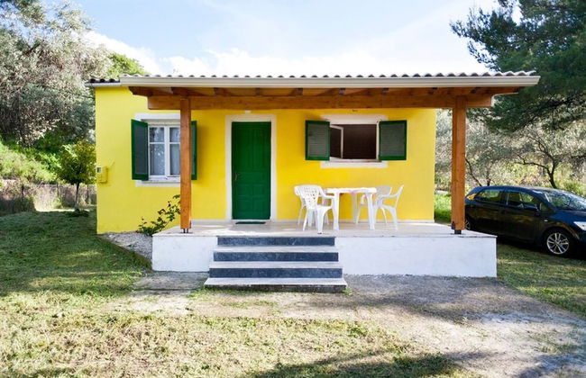 Cute Yellow Handmade House With Garden - Foto 80