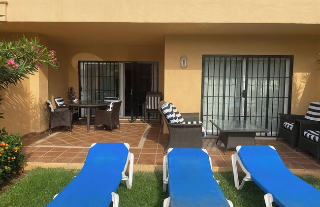 2 Bed Apartment Sleeps 4 - Pool Access - Garden - Foto 8