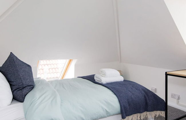 Bright Modern 4 br House 100 Metres From Beach - Photo 37