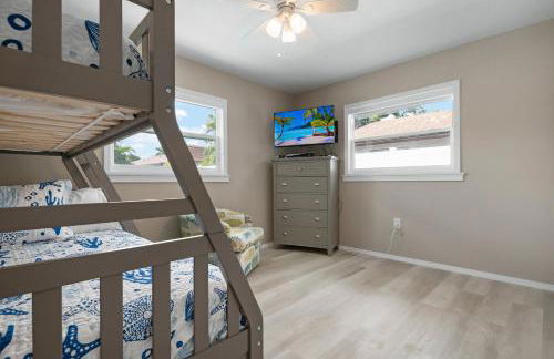 Serenity by the Sea! Cozy pool home with putting green & fire pit! - Foto 31