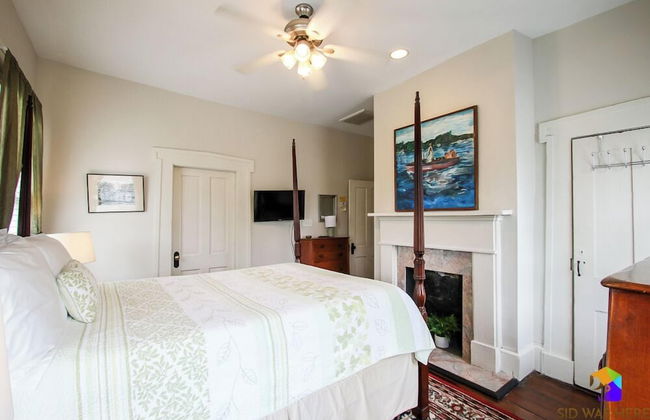 Artist's House Upper Apt Walk to Forsyth - Photo 1