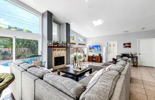 South Florida Spacious Oasis 4BR Retreat with 2 King Beds, Amazing Pool, near Beaches - Photo 41