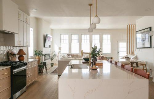 Downtown Indy, Rooftop Deck with Hot Tub, Gym, Bikes, Tesla Charger - Photo 1