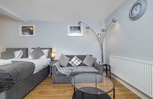 Ealing Manor - 6 beds 3 sofa beds sleeps 9 ppl - Foto 6