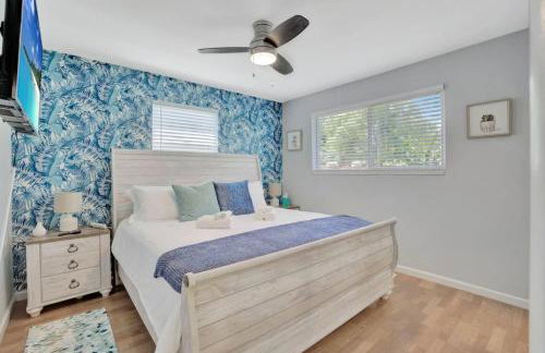 Eagle's Way with Firepit Heated Pool and Sunroom Near BEACH - Foto 20