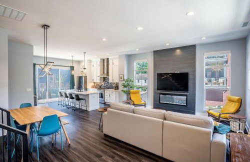 Lux Home 5 mins to Grand Park with Private Garage-Family Friendly - Foto 2