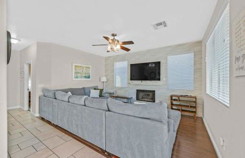 Stunning 4BR Getaway w Pool, Hot Tub, & Firepit - Foto 2