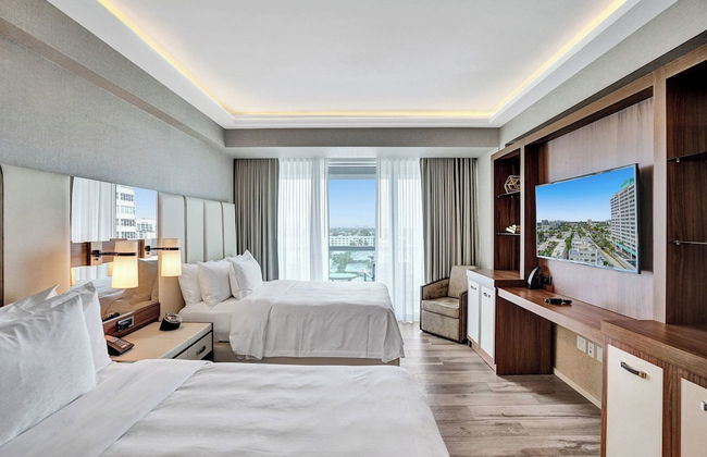 Elegant Beachfront Condo: Your Perfect Getaway! - Photo 10