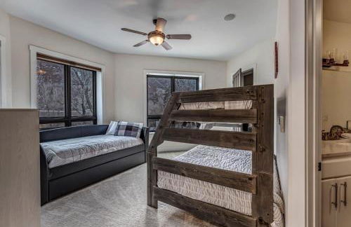 Cozy mountain home w riverfront patio - Foto 74