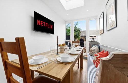 3-BR Luxe Cowes Cottage Harbour Views, Sleeps 6, with Private Garden - LONG TERM STAY WINTER SPECIAL OFFER AVAILABLE! - by Blue Puffin Stays - Foto 6