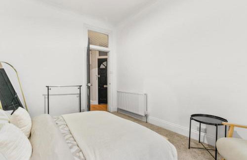 Free Parking - Sleeps 2 - 1 Bed Tenement - Renfrew - Foto 13