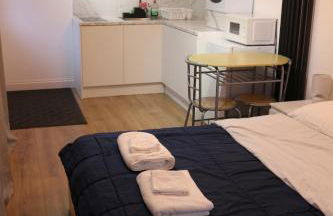 Self Contained, Double Bed Studio, private kitchen, private Bath, Walking distance to Harry Potter - Foto 40