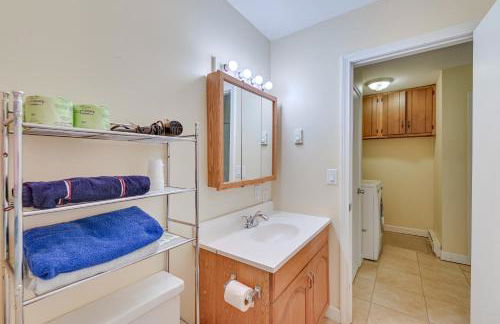 Lake George Townhome with Deck 2 Mi to The Outlets! - Foto 12