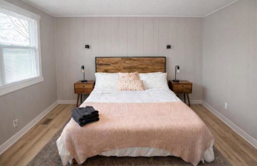 Charming Cottage with Fenced Backyard Pet Friendly - Foto 9