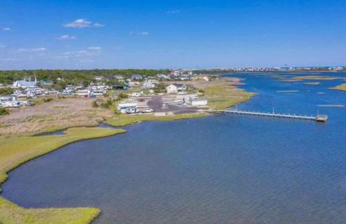 Unique Cabin Near Surf City with Loft and Parking - Foto 15