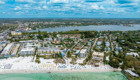 New Listing! Pool Jacuzzi, 3-min to Beach Bars & Entertainment! - Foto 3