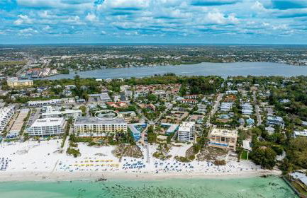 New! Remodeled, Pool-Side, 1-min to Beach Path! - Foto 57