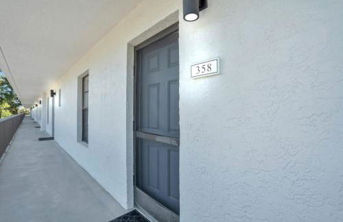 Corner Unit Updated And Near Lobby - Photo 7