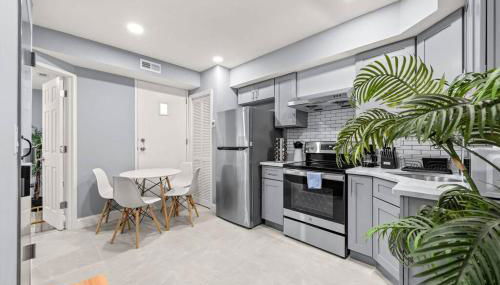 Cozy Apt in Center City! - Photo 1