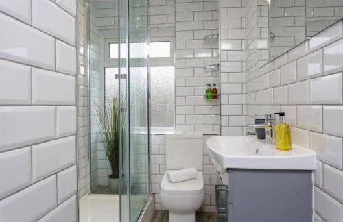 Castle View - 2 Bed Stylish Coastal Port Solent Retreat with Views! Parking, Sleeps 6 - LONG TERM STAY WINTER SPECIAL OFFER- By Blue Puffin Stays - Photo 29