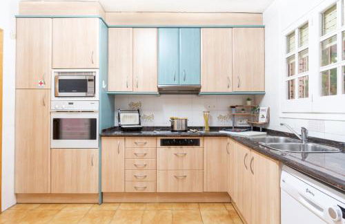 "Charm & Cozy 4BR - 3BA with Pool & Barbecue" - Photo 28