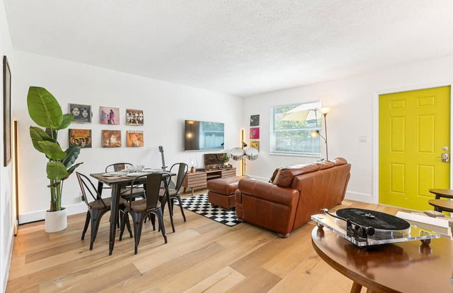 Musicians Lounge - 2 BR With Parking Asssigned - Photo 1