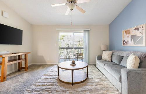 Landing Stunning 2BD Tennis Court Gym - Photo 2